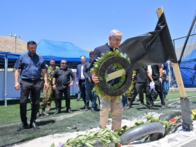 נתניהו נפגש עם הורי הנרצחים במגדל שמס