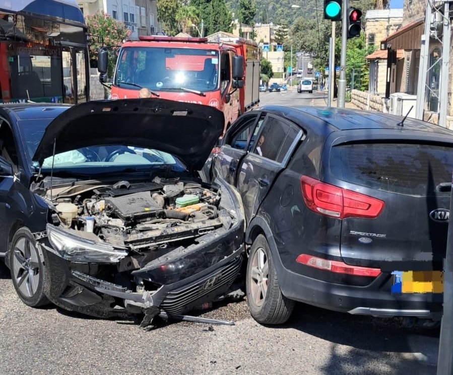 לוחמי האש חילצו לכודה בתאונת דרכים בחיפה