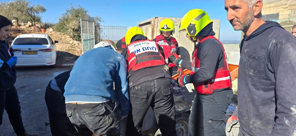 חילוץ עובד בניין שידו נלכדה במכונה לייצור טייח בפקיעין