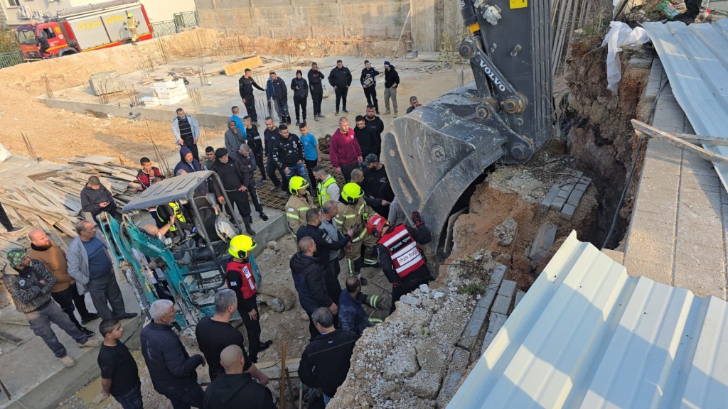 חילוץ פועל שנלכד תחת קיר באתר בנייה בשעב